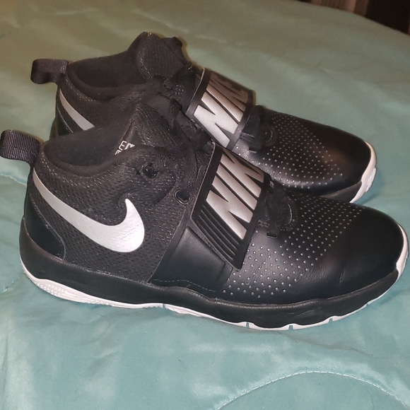 hustle d8 basketball shoes